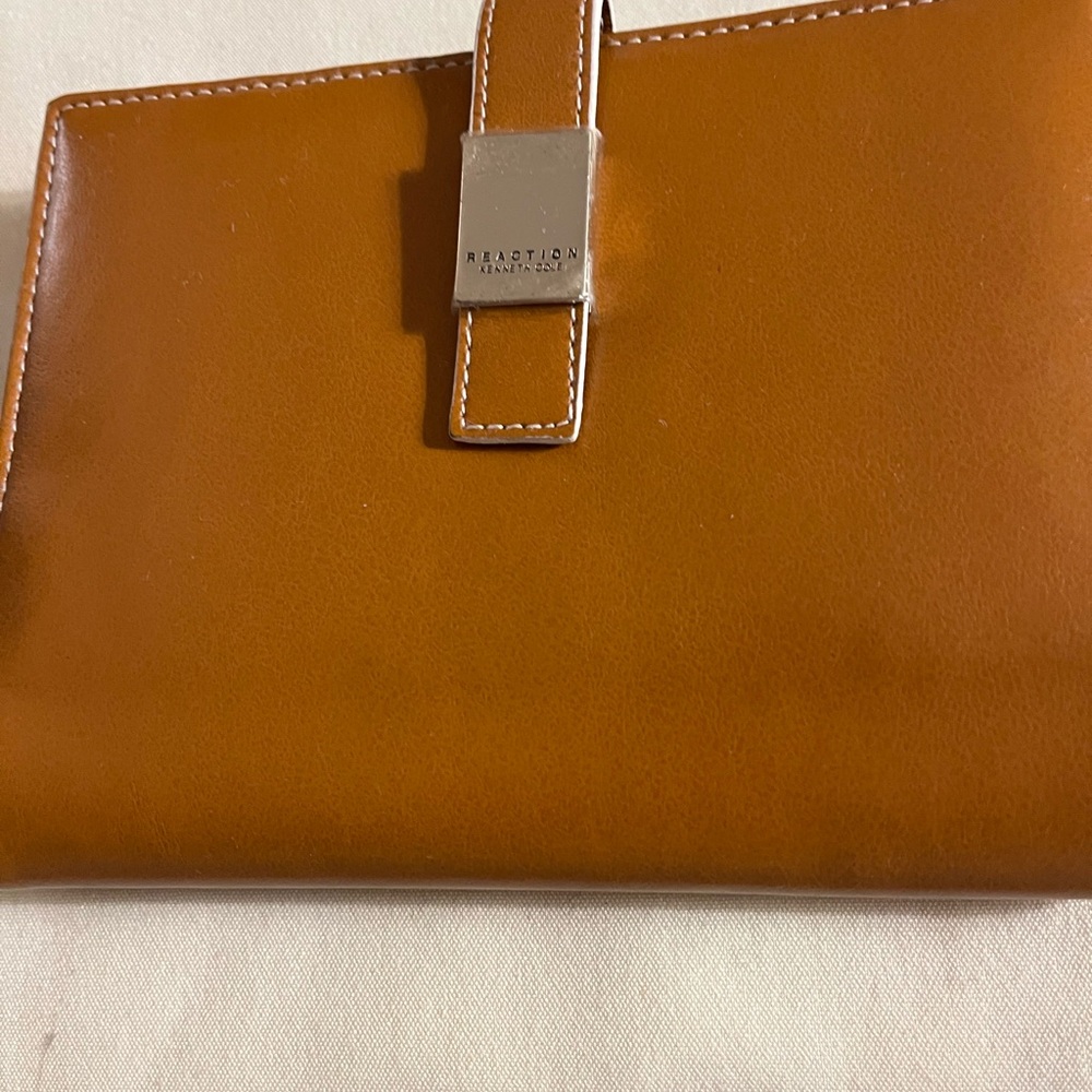 Women’s Wallet Reaction  Kenneth Cole
